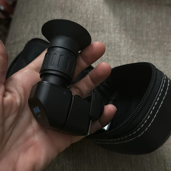 Hoodman H-RAV Pro Right Angle Viewfinder 1-2.5x great for those low angle shots - Picture 4 of 16